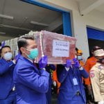 Pramugara Pikul Peti Jenazah Yulian Andika Korban Sriwijaya SJ 182 Pramugara Pikul Peti Jenazah Yulian Andika Korban Sriwijaya SJ 182