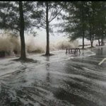 Gelombang Pasang, Jalanan di Sekitar Pantai Pasir Padi Digenangi Air Gelombang Pasang, Jalanan di Sekitar Pantai Pasir Padi Digenangi Air