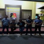 Pasangan ABG di Pantai Sumur Tujuh di Peras 2 Polisi Gadungan Pasangan ABG di Pantai Sumur Tujuh di Peras 2 Polisi Gadungan